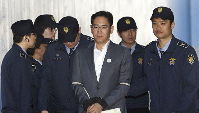 Глава Samsung вышел на свободу, получив условный срок