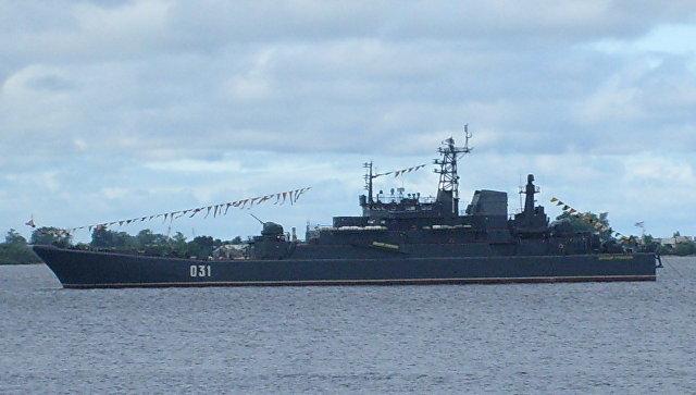 Корабль и вертолет британских ВМС сопровождали российский конвой в Ла-Манше