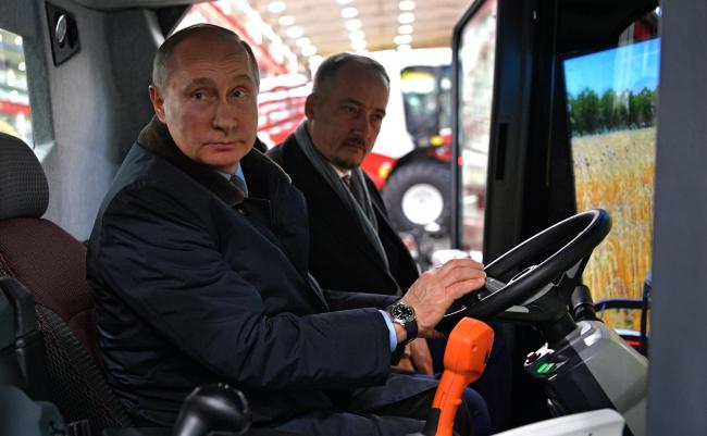 Пользователи социальных сетей высмеяли "новую профессию" Путина (ФОТО)