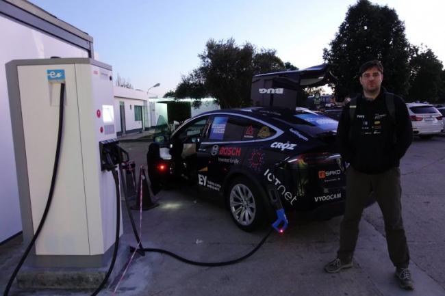 Кроссовер Tesla Model X пересек пустыню Сахара (ФОТО)