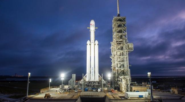 Falcon Heavy заснял в космосе инопланетного дракона (ВИДЕО)