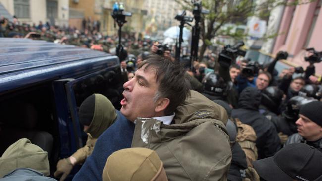 Неизвестные люди в камуфляже задержали бывшего губернатора Одесской области Михаила Саакашвили