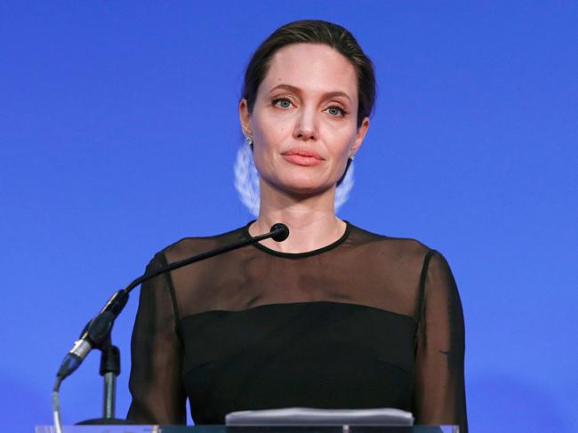 Анджелина Джоли заканчивает актерскую карьеру и покидает Голливуд, - СМИ