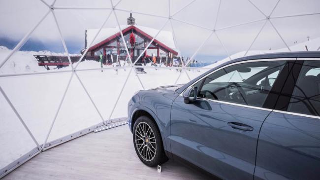 Компания Porsche открыла автосалон на высоте 2300 метров над уровнем моря (ФОТО)