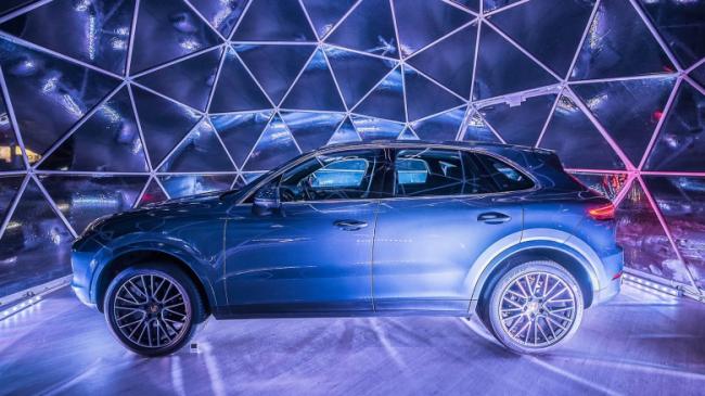 Компания Porsche открыла автосалон на высоте 2300 метров над уровнем моря (ФОТО)