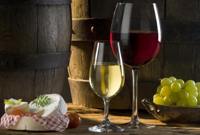 Ученые сделали неожиданное открытие о пользе красного и белого вина 