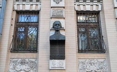 В Киеве с фасада музея украли бюст Леси Украинки