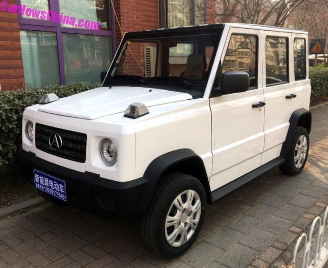 В Китае создали "миниатюрный клон" автомобиля Mercedes по цене "Таврии" (ФОТО)