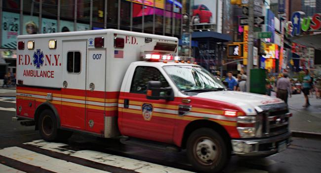 В Нью-Йорке автомобиль врезался в группу пешеходов, два человека получили тяжелые травмы