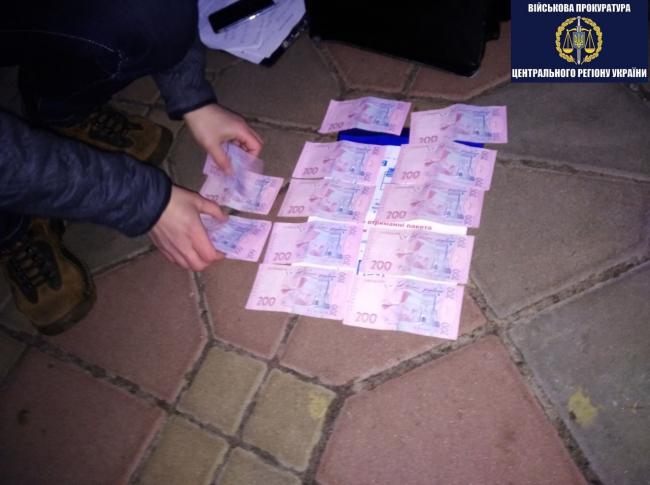 Неправомерная выгода: в Украине попался на взятке очередной госслужащий (ФОТО)