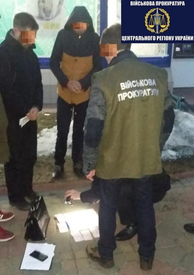 Неправомерная выгода: в Украине попался на взятке очередной госслужащий (ФОТО)