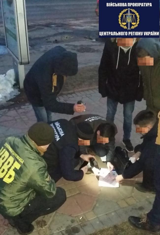 Неправомерная выгода: в Украине попался на взятке очередной госслужащий (ФОТО)