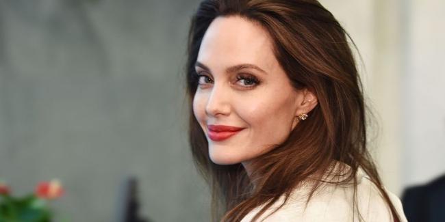 Западные СМИ опровергли информацию о “тайном романе” Анджелины Джоли