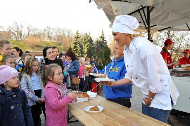 Яна Клочкова и Тимофей Нагорный подарили праздник для 1000 детей в Украинском Доме