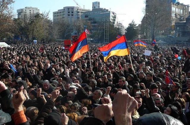 Полиция Армении предупредила митингующих о возможном применении оружия
