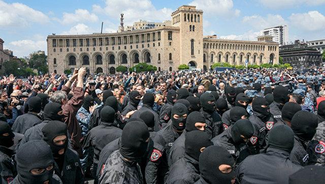 В Ереване оппозиция возобновила акции протеста