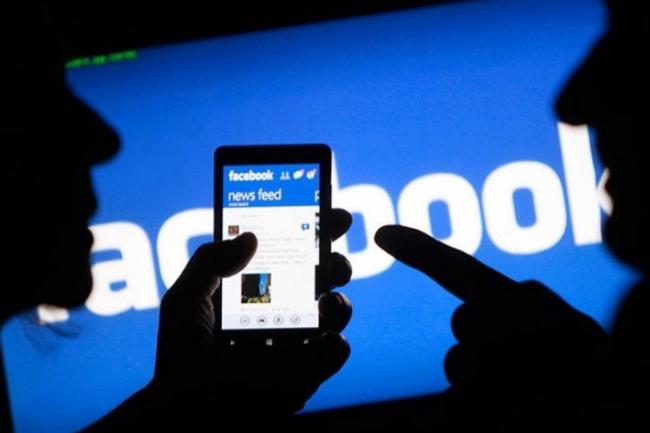 Кремль назвал блокировку связанных с "фабрикой троллей" страниц в Facebook "цензурой"
