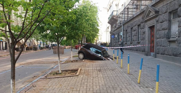 В Киеве припаркованное на тротуаре авто провалилось в яму