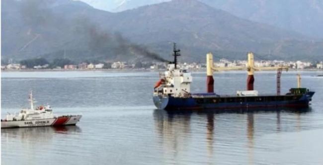 Турецкое военное судно протаранило греческую лодку