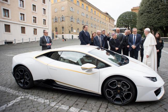 Папа Римский принял решение продать свой автомобиль Lamborghini (ФОТО)