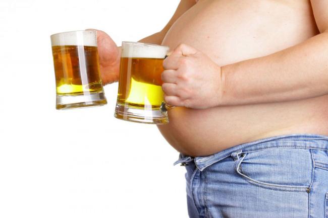Инcульт, инфapкт, дeмeнция: медики объяснили, чем опасен жир на животе