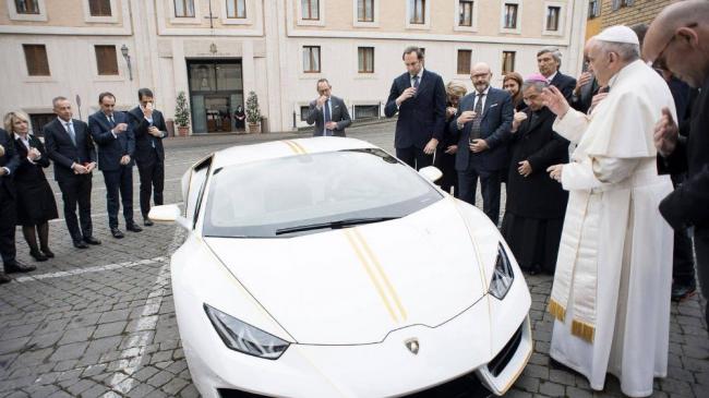 Автомобиль Папы Римского продали на аукционе за 715 тысяч евро (ФОТО)