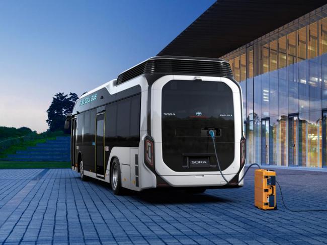 Компания Toyota начала производство автобуса на водородных топливных элементах (ФОТО)