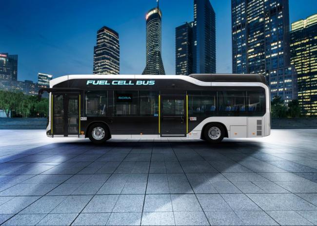 Компания Toyota начала производство автобуса на водородных топливных элементах (ФОТО)