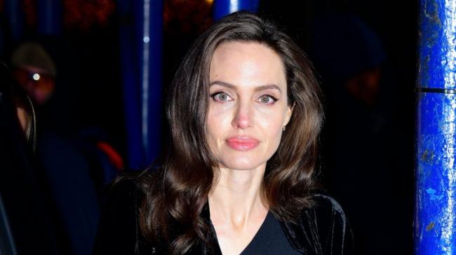 Анджелина Джоли продолжает шокировать общественность "траурными" нарядами (ФОТО)