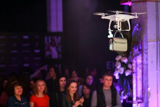 Впервые в Украине прошел необычный fashion-показ на дронах (ФОТО)