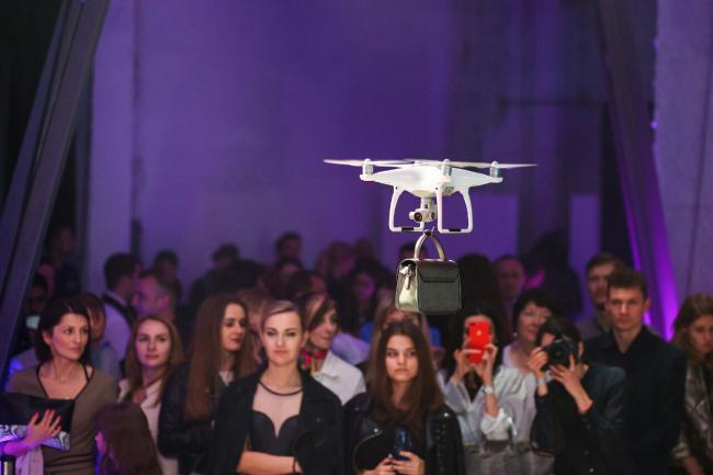 Впервые в Украине прошел необычный fashion-показ на дронах (ФОТО)