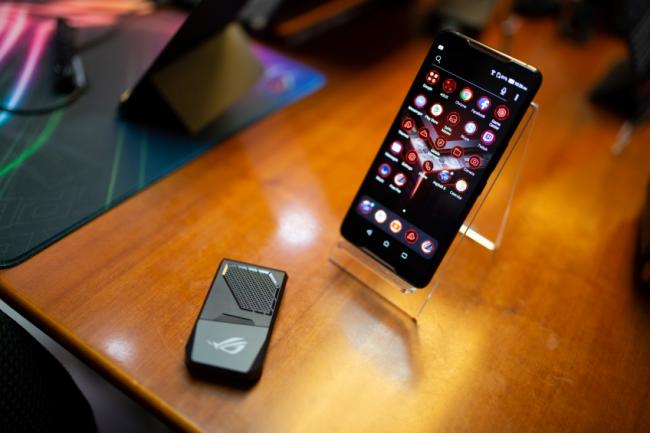 Компания ASUS представила на суд общественности телефон для любителей видеоигр (ФОТО)