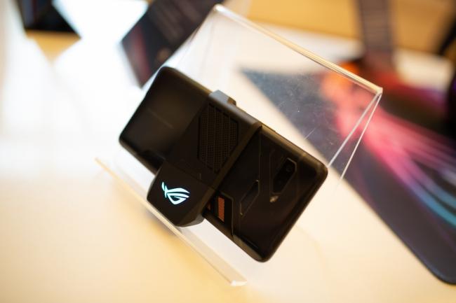 Компания ASUS представила на суд общественности телефон для любителей видеоигр (ФОТО)