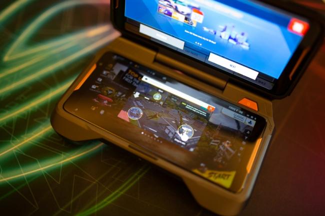 Компания ASUS представила на суд общественности телефон для любителей видеоигр (ФОТО)