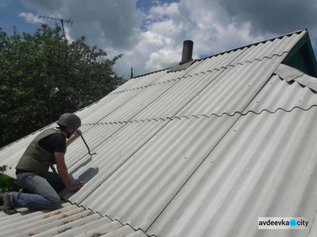 Спасатели продолжают восстанавливать поврежденные обстрелами дома в Авдеевке (ФОТО)