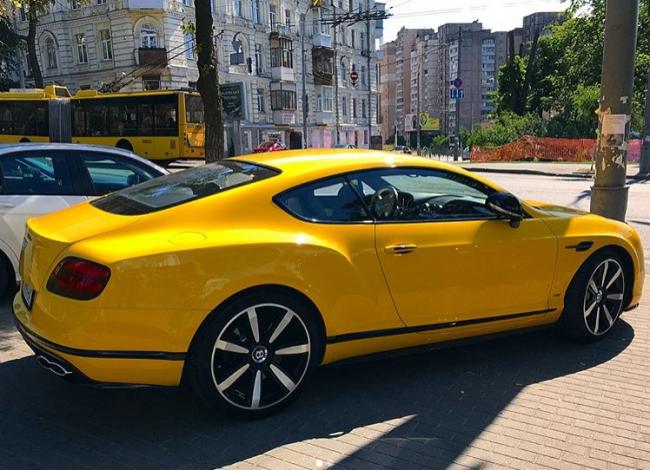 В столице Украины заметили очень необычный автомобиль Bentley (ФОТО)