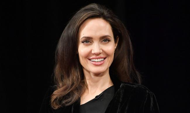 Анджелина Джоли посетила Ирак, пока ее дети отмечали День отца с Брэдом Питтом (ФОТО)