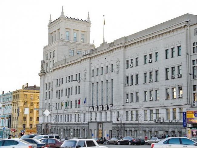 Группа неизвестных устроила беспорядки у здания городского совета Харькова (ФОТО)