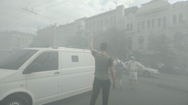 Группа неизвестных устроила беспорядки у здания городского совета Харькова (ФОТО)