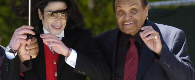 Врач Майкла Джексона рассказал о том, как над певцом издевался его отец