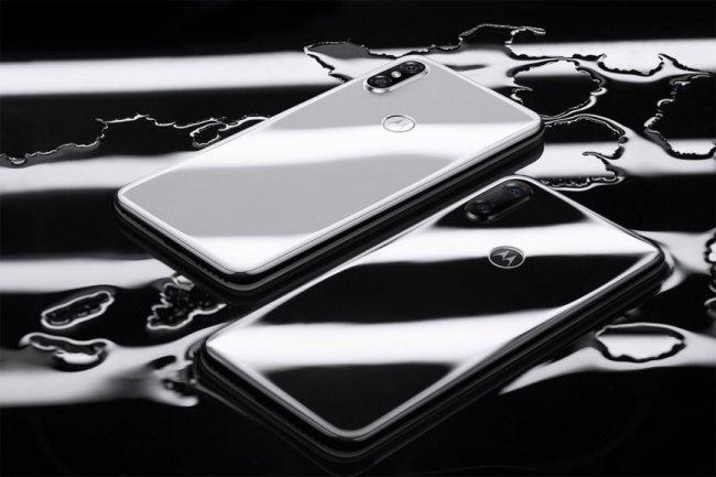 Motorola выпустила дешевую копию iPhone X (ФОТО)