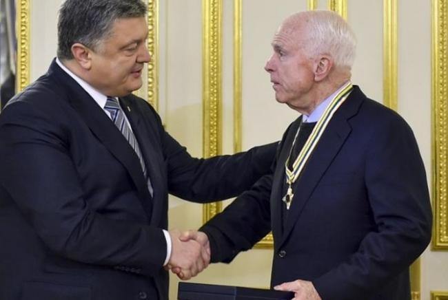 Президент предлагает переименовать улицу в Киеве в честь Маккейна