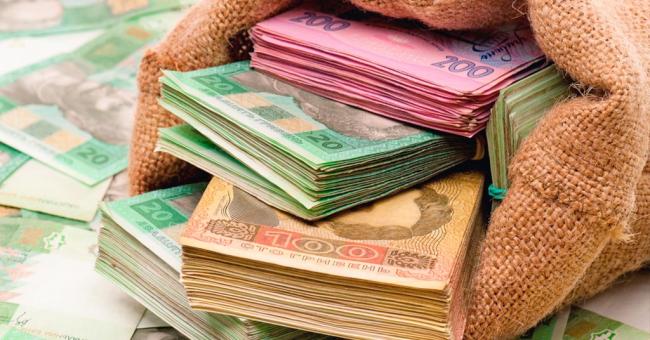 Украинцы активнее понесли деньги в банки