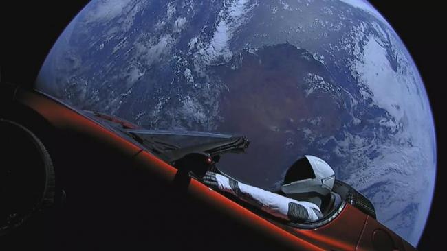 Tesla Roadster и манекен Starman долетели до орбиты Марса