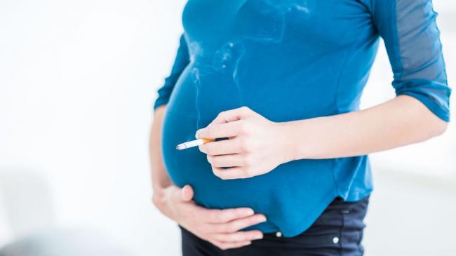 Курящие беременные женщины должны принимать витамин С для защиты легких своих детей