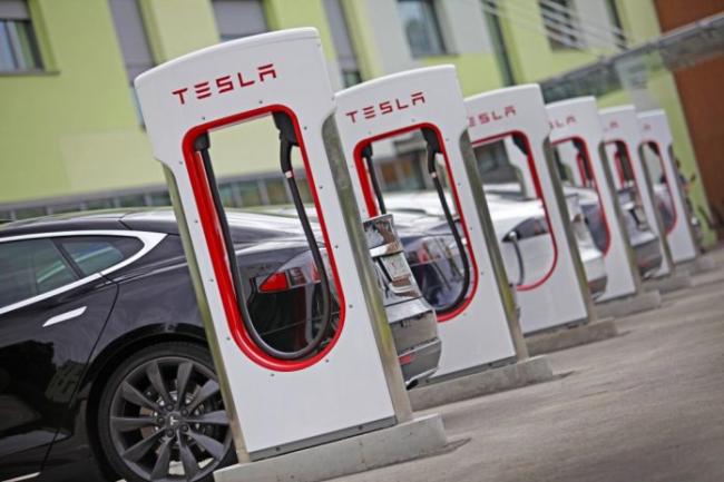 Илон Маск анонсировал появление в Украине зарядных станций Tesla