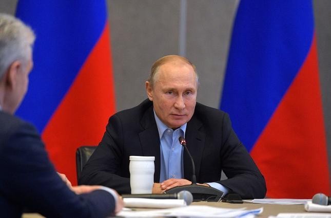 Рейтинг Путина продолжает снижаться несмотря на манипуляции с опросами