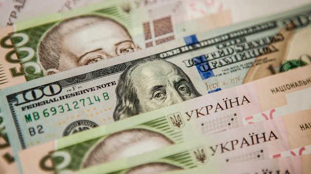 Средняя зарплата украинцев в третий раз в истории достигла 400 долларов