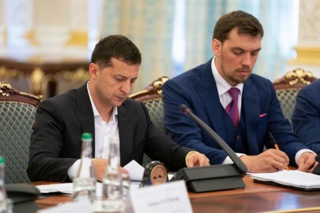 Зеленский предлагает сообщать о коррупции на "горячую линию"