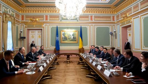 Украина ожидает от НАТО поддержки в Черноморском регионе, - Зеленский